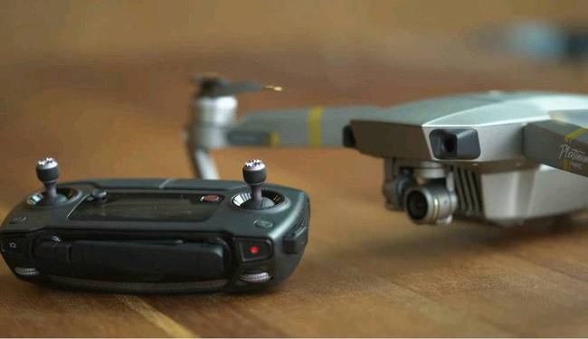 Mavic Pro Platinum小型无人机是一种民用的产品，主要是用来拍照和拍摄视频的。该型无人机的续航时间为30分钟，和普通的无人机相比，噪声降低了60%。对于美国空军而言，噪声的极大降低，应该是非常大的吸引力之一。