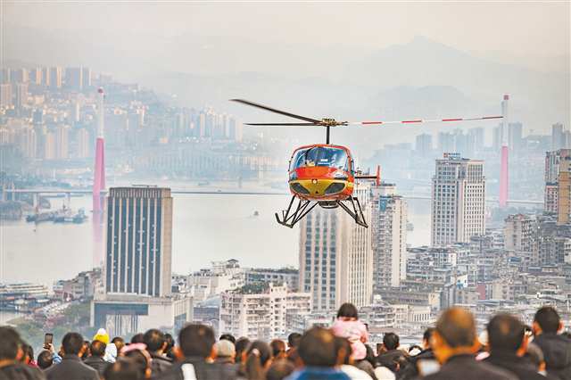 万州天生城文旅街区，游客乘坐直升机览江城美景。（资料图片）特约摄影 冉孟军\视觉重庆